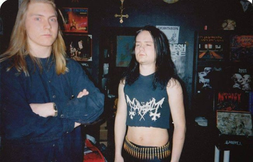 Euronymous, a la derecha, en su tienda de discos