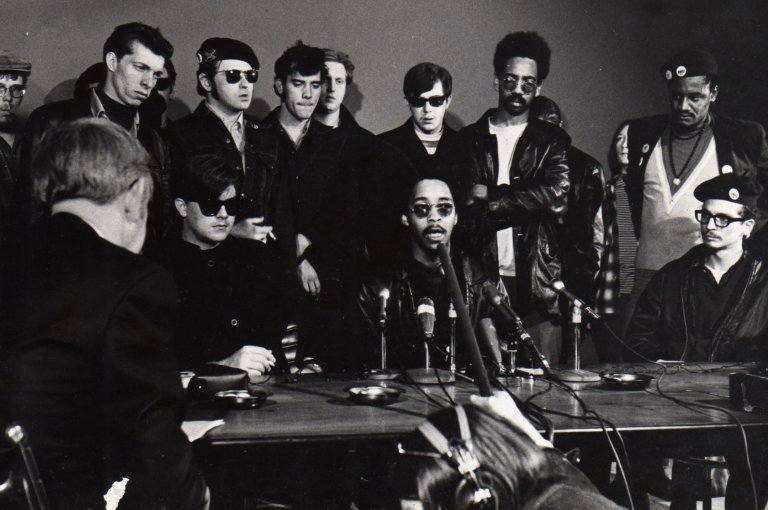 Rainbow Coalition. Jóvenes Patriotas junto a militantes negros y puertorriqueños