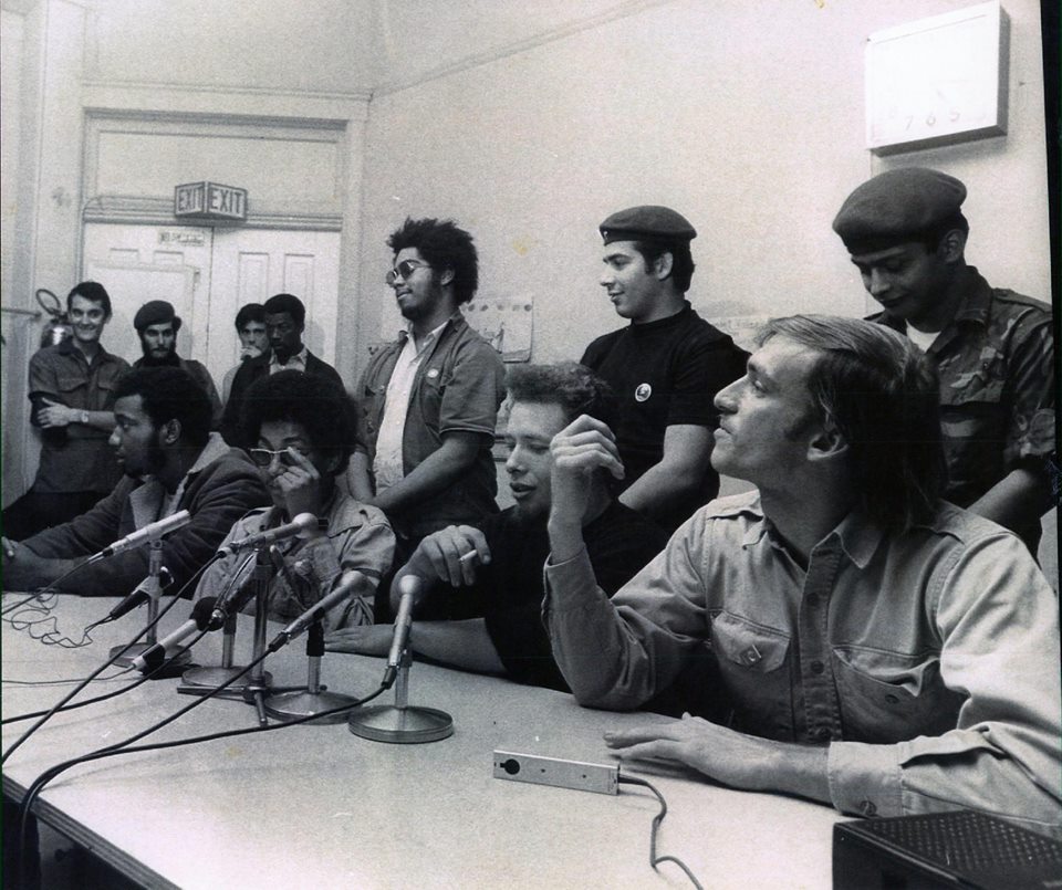Negros, puertorriqueños y hillbillies revolucionarios de la Rainbow Coaltion en una rueda de prensa