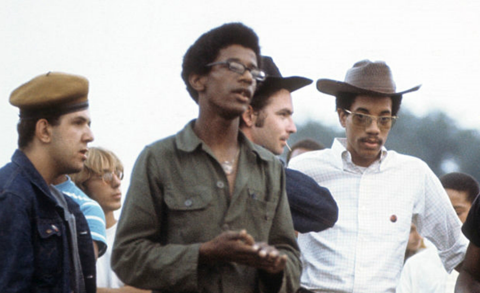 Militantes negros, puertorriqueños y rednecks durante un mítin