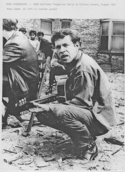 Un momento de una asamblea en los terrenos de la futura Hank Williams Village