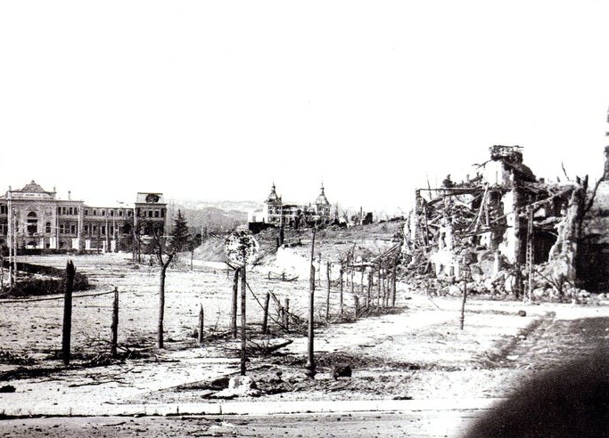 A la derecha, la Pariasiana destruida tras las bombardeos en noviembre de 1936 (Archivo Histórico del PCE)