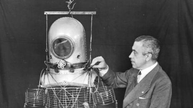 Emilio y su prototraje espacial
