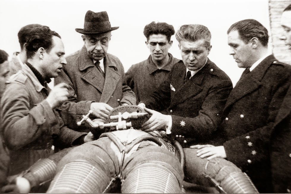 Emilio, en el centro y con sombrero, en el madrileño aeródromo de Cuatro Vientos en 1935