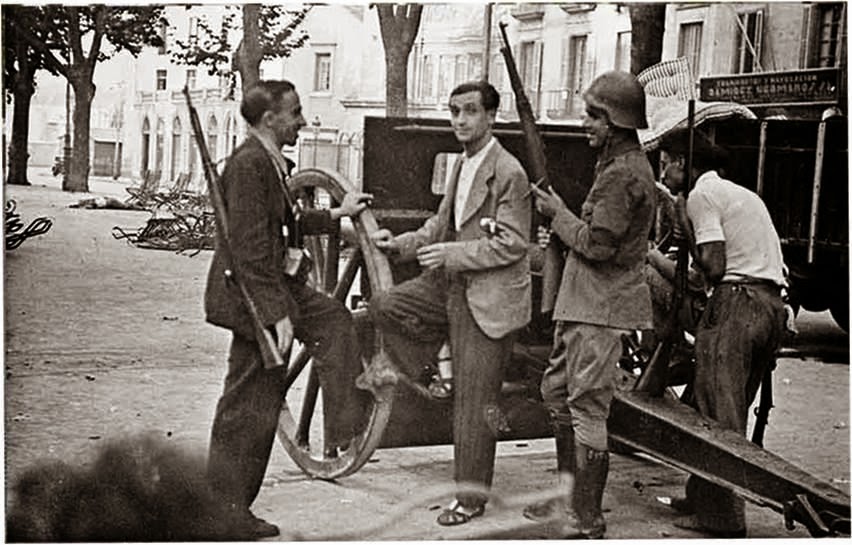Francisco Ascaso, a la izquierda y fusil al hombro, tras una barricada minutos antes de morir. Fotografía: Agustí Centelles