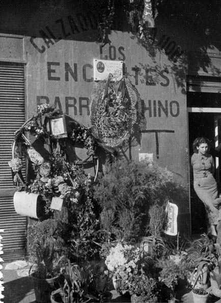 Homenaje con flores y placa en el lugar en que murió Ascaso realizado por los anarquistas y vecinos del barrio chino de Barcelona. Fotografía: ANC