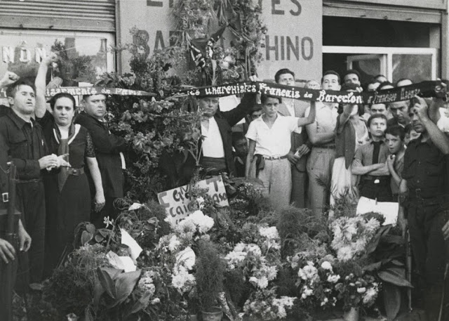 Anarquistas franceses rinden homenaje a Ascaso en el lugar en que cayó muerto. Fotografía: Pérez de Rosas