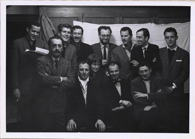 La Internacional Situacionista en la Conferencia de Munich, abril de 1959. De izquuerda a derecha: Giors Melanotte, Giuseppe Pinot-Gallizio, Hans-Peter Zimmer, Maurice Wyckaert, Asger Jorn, Gretel Stadler, Helmut Sturm, Heimrad Prem, Armando, Constant, Guy Debord, Har Oudejans.