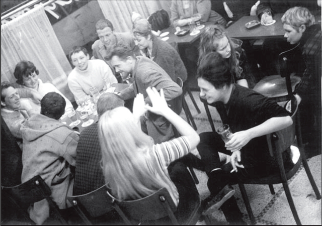 Conferencia de la IS en Antwerp, Bélgica (1962). De izquierda a derecha: Raoul Vaneigem, Therese Vaneigem, Michele Bernstein, Attila Kotanyi y J.V. Martin. Guy Debord está de espaldas, junto a Vaneigem.