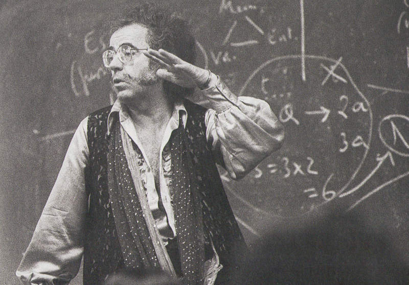 Agustín García Calvo durante una de sus clases a finales de los sesenta. Fotografía: Jesús Uriarte (12 de Mayo de 1980, Zorroaga, San Sebastián