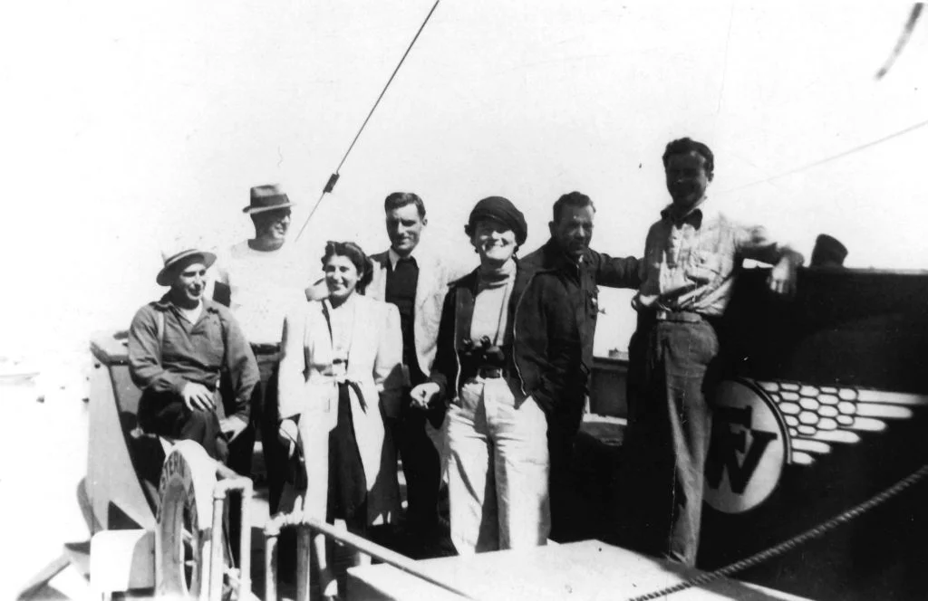 Instantes antes de partir. Steinbeck (segundo por la derecha) junto a su esposa Carol y la tripulación. Ed Ricketts Collection/Courtesy Western Flyer Foundation