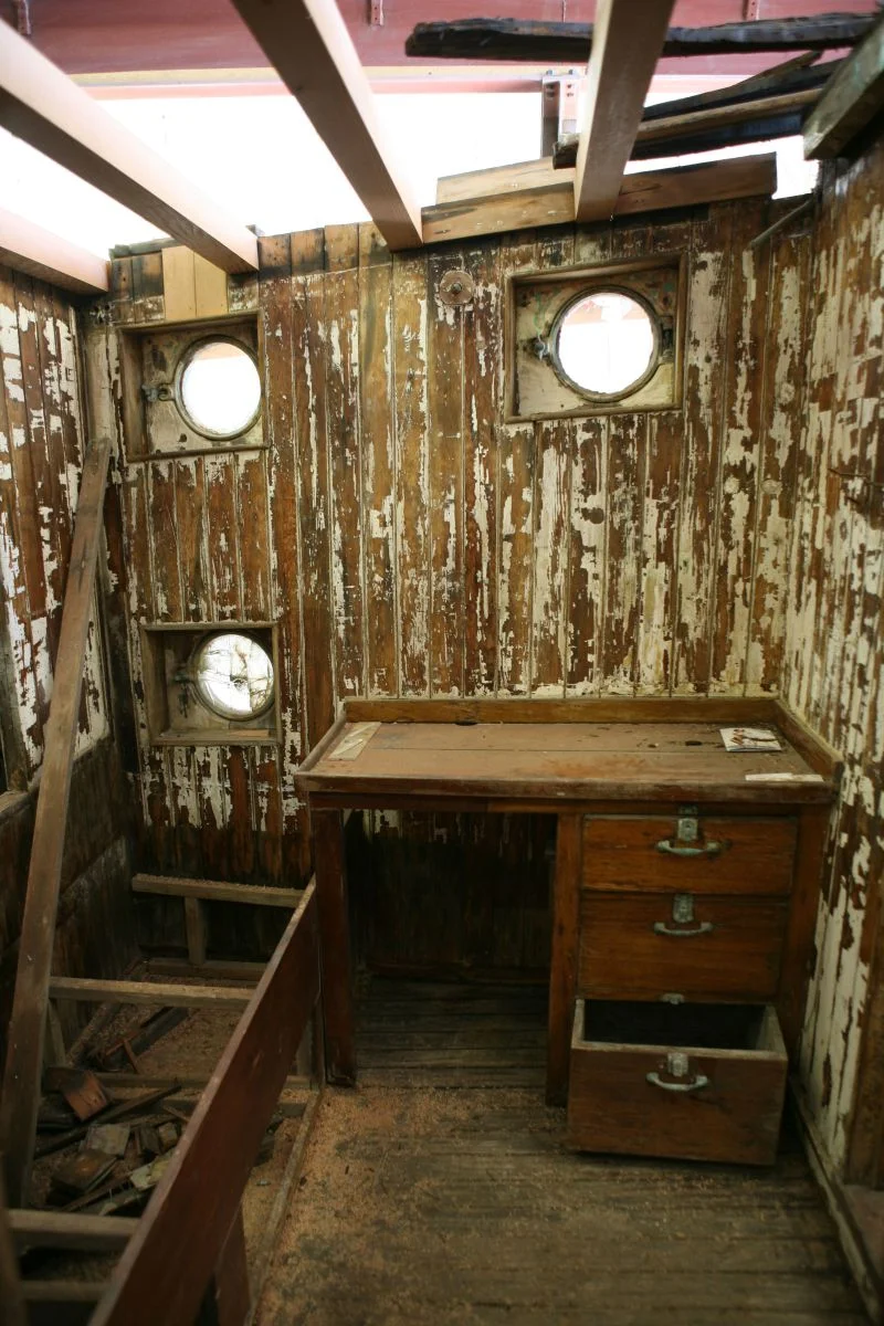 Interior del barco. Mesa donde Steinbeck tomaba notas
