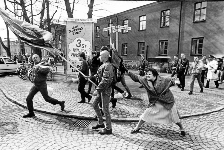 Danuta Danielsson golpea con su bolso a un neonazi en abril de 1985. Fotografía de Hans Runesson