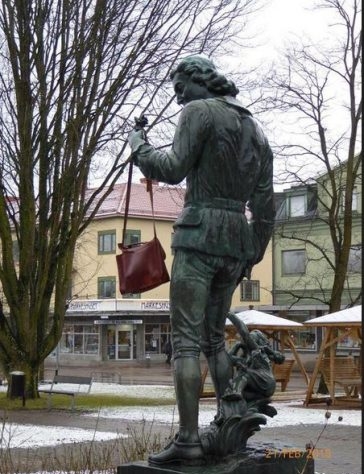 Dos estatutas con el famoso bolso en recuerdo del gesto de Danuta