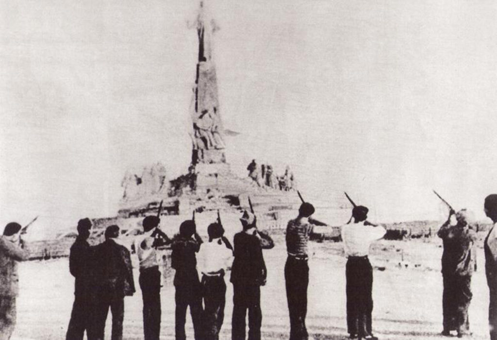La famosa imagen en su publicación original. Milicianos «disparan» al Sagrado Corazón de Jesús