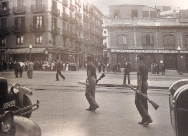 Militantes independentistas armados («Escamots») patrullan el centro de la ciudad