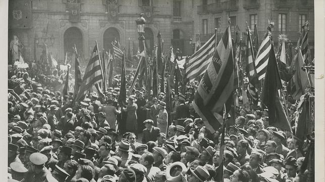 Manifestación en la plaza de la República, hoy la plaza Sant Jaume. Fotografía: Brangulí