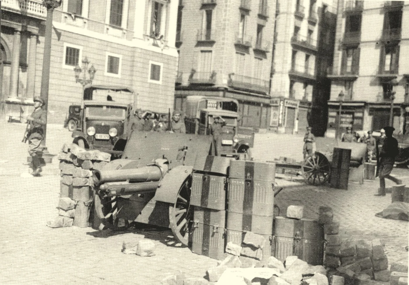 ocupacio-militar-de-la-pl-st-jaume-de-barcelona-el-dia-6-doctubre-de-1934.jpg