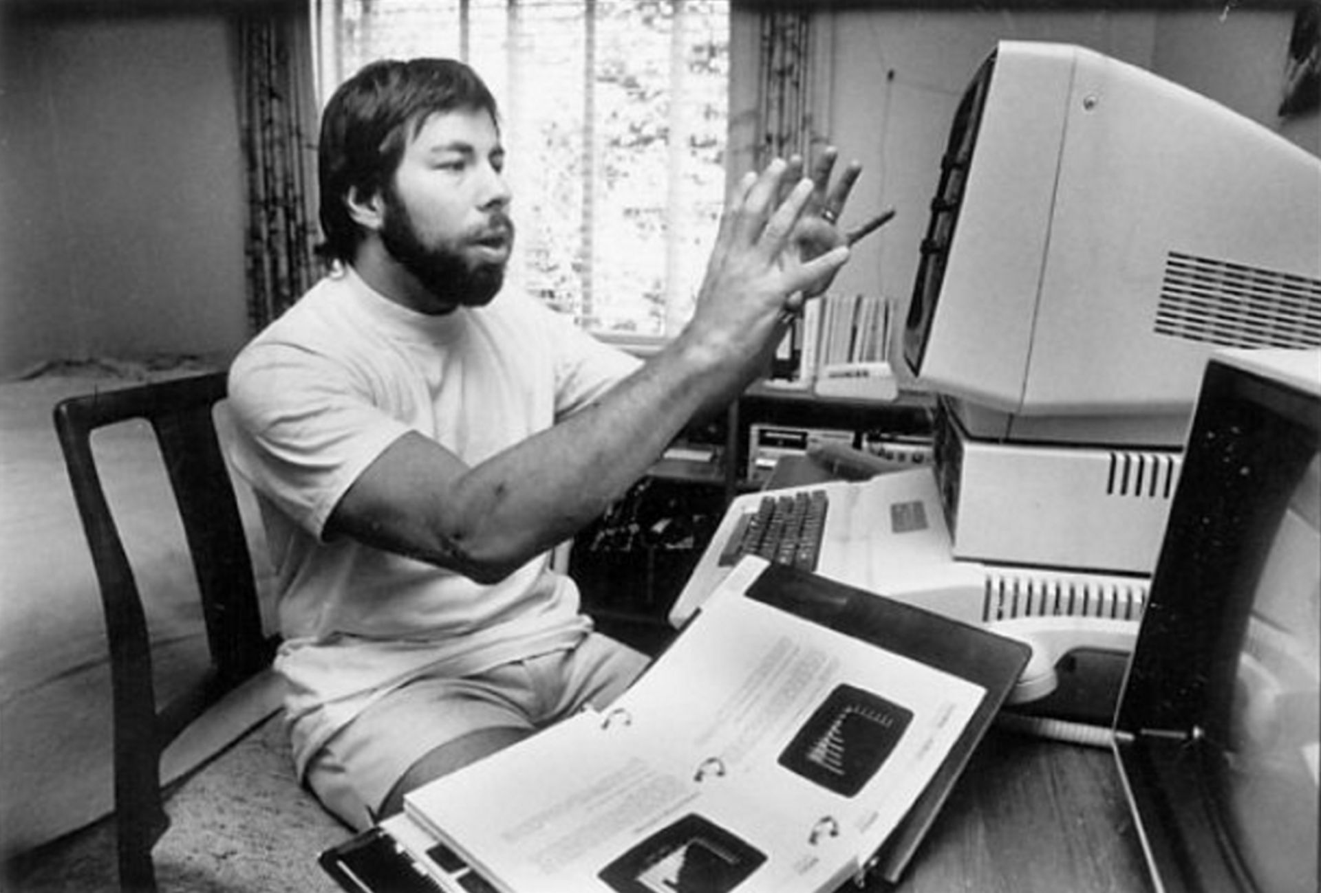 Wozniak con su ordenador Apple. Fotografía: Steven Ringman (1982)