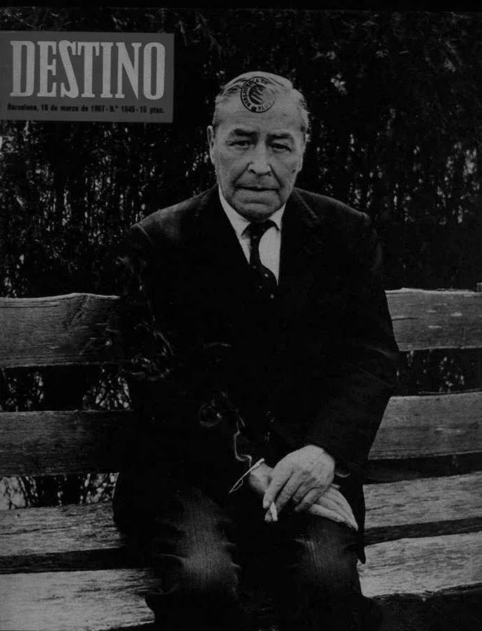 Josep Pla en la portada de Destino con motivo de su setenta cumpleaños