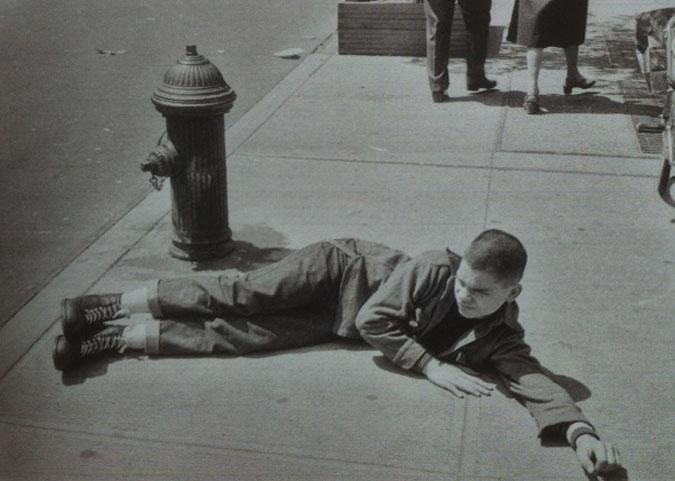 Flanagn como teenager skinhead outsider por las calles de Nueva York