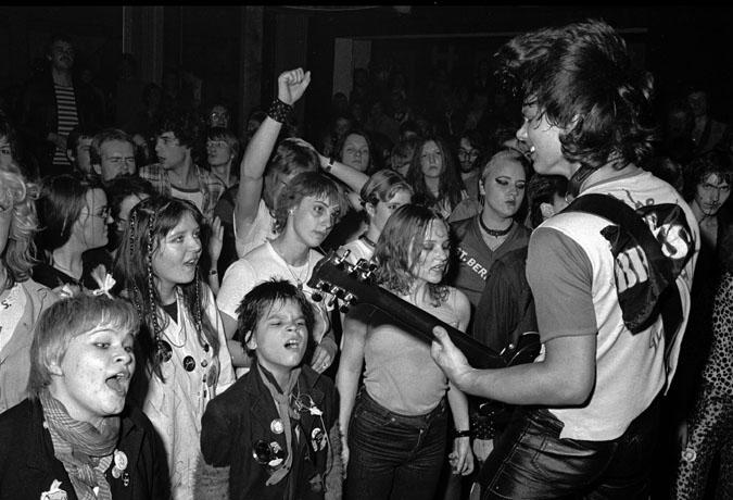 Flanagan en primera fila en un concierto punk en 1979. Fotografía: Jan Sneum