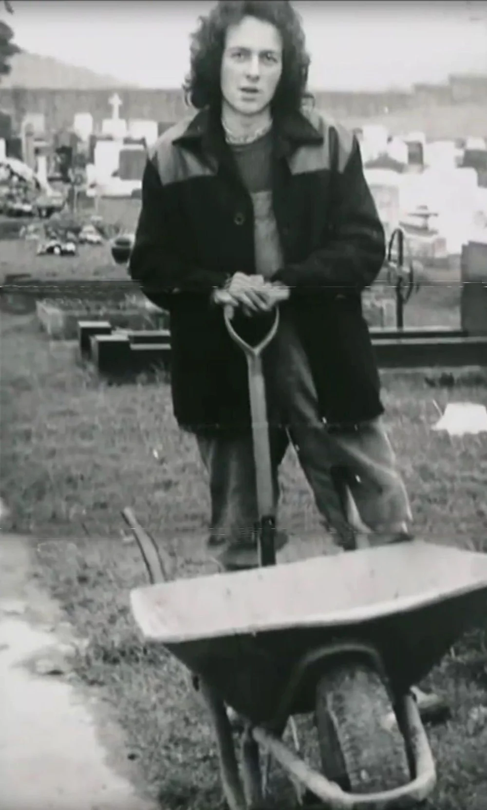 Joe Strummer como sepulturero (1973)