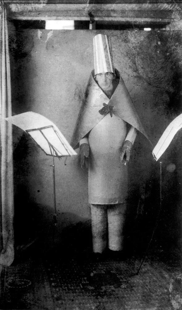 Hugo Ball, uno de los creadores de Dadá, luciendo un traje cubista realizado por Marcel Janco. Fotografía: Rue Des Archives / PVDE