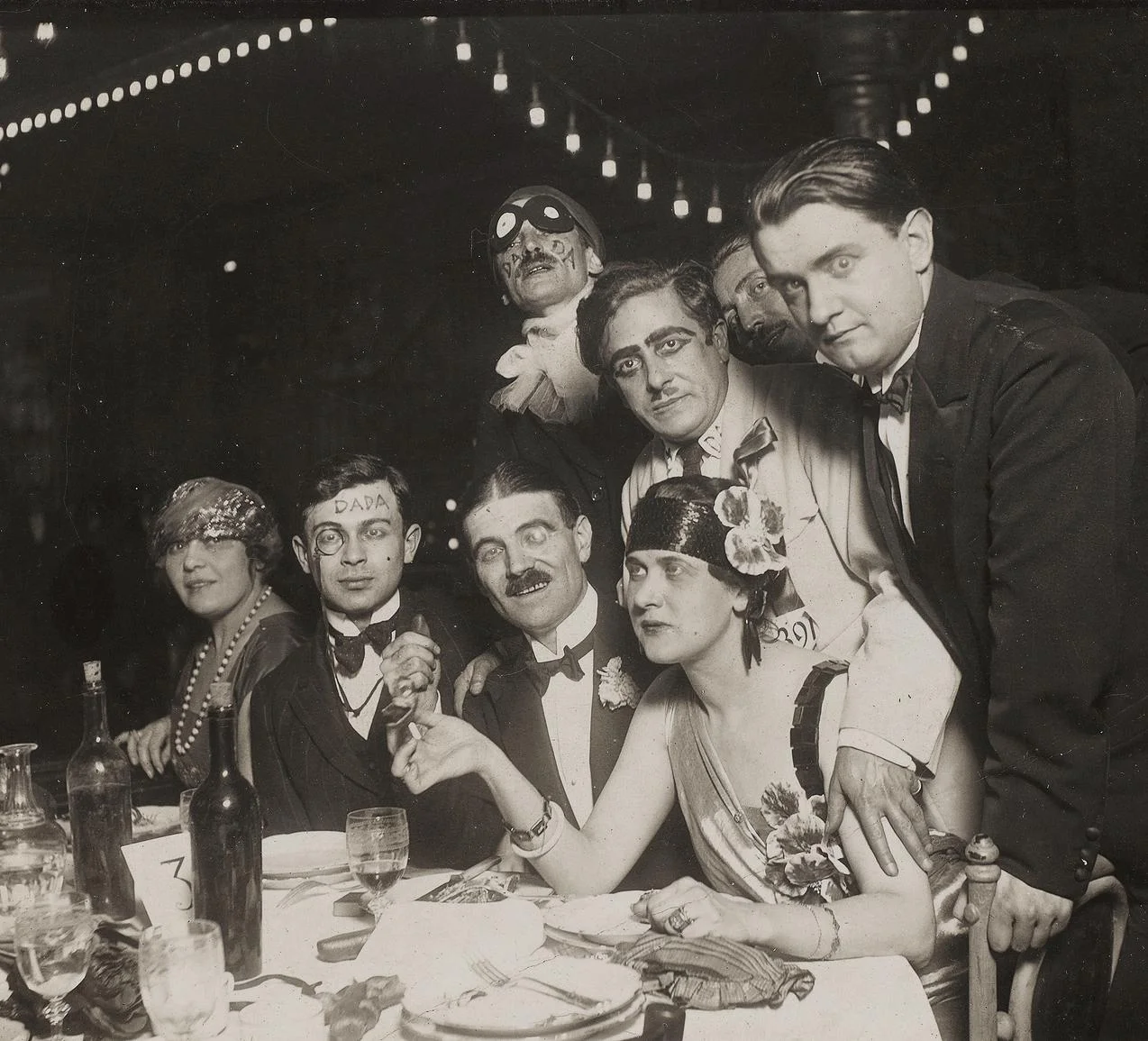Cena de los dadaístas a comienzos de los años veinte. Fotografía: CNAC