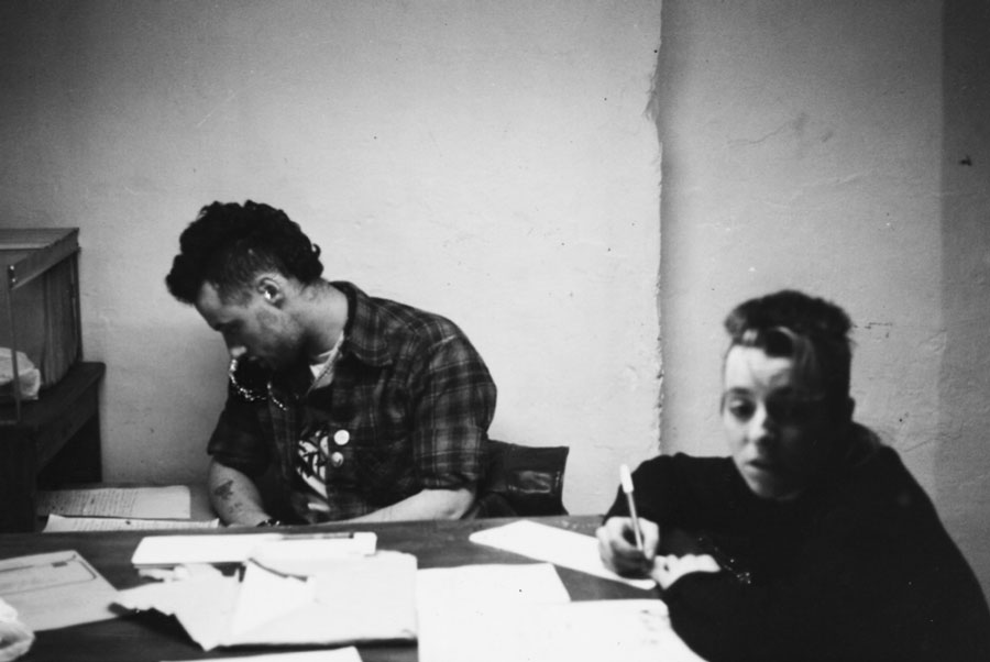 Alicia y Punky haciendo tareas de la oficina en la parte superior del Cafe Volter. Fotografía: Archivo Alicia Carmona