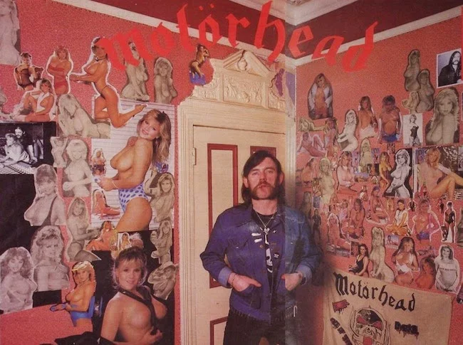 Aspecto del salón de la casa de Lemmy, decorado con fotografías de Samantha Fox