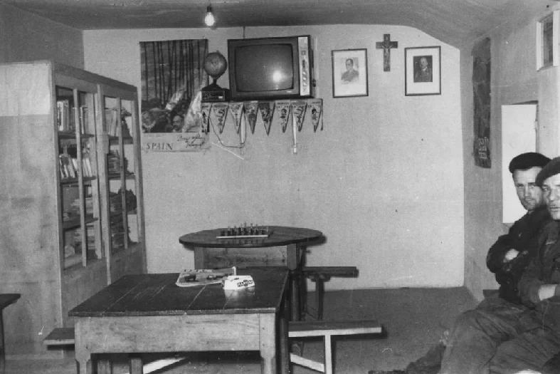 Un teleclub cualquiera. Preside la cruz y el retrato de Franco