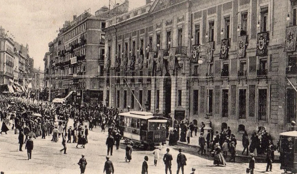 Puerta del Sol a comienzos del siglo XX. Al fondo, a la derecha, la calle Espoz y Mina