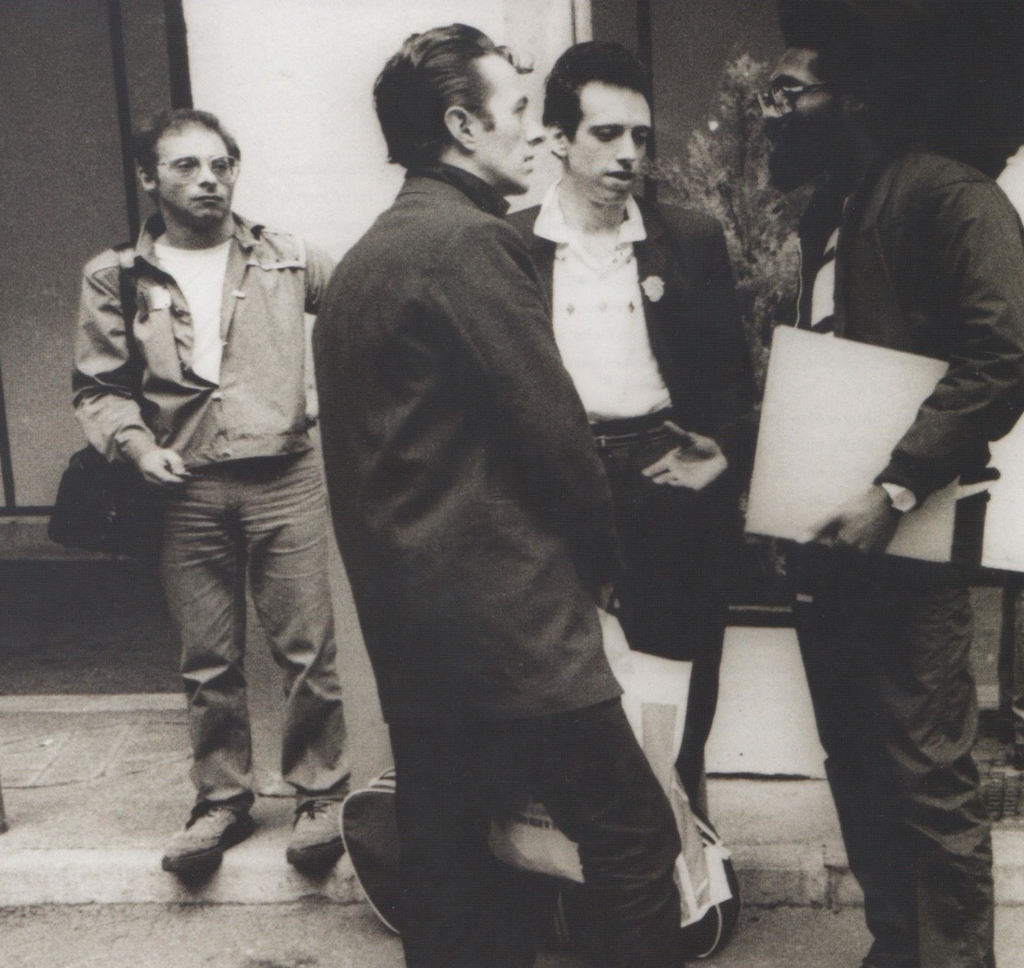 Joe Strummer, Mick Jones, Mikey Dread y, a la izquierda, Bernie Rhodes