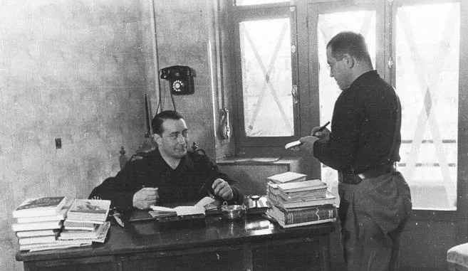 Manuel Hedilla (sentado) y su secretario privado, José Antonio Serrallach Julia. Fotografía: Familia Serrallach