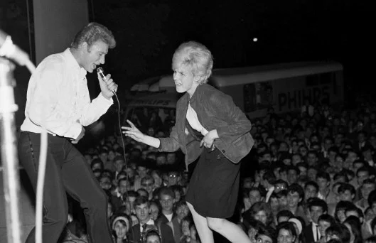 Johnny Hallyday y Sylvie Vartan en la plaza De la Nation (22 de junio de 1963)