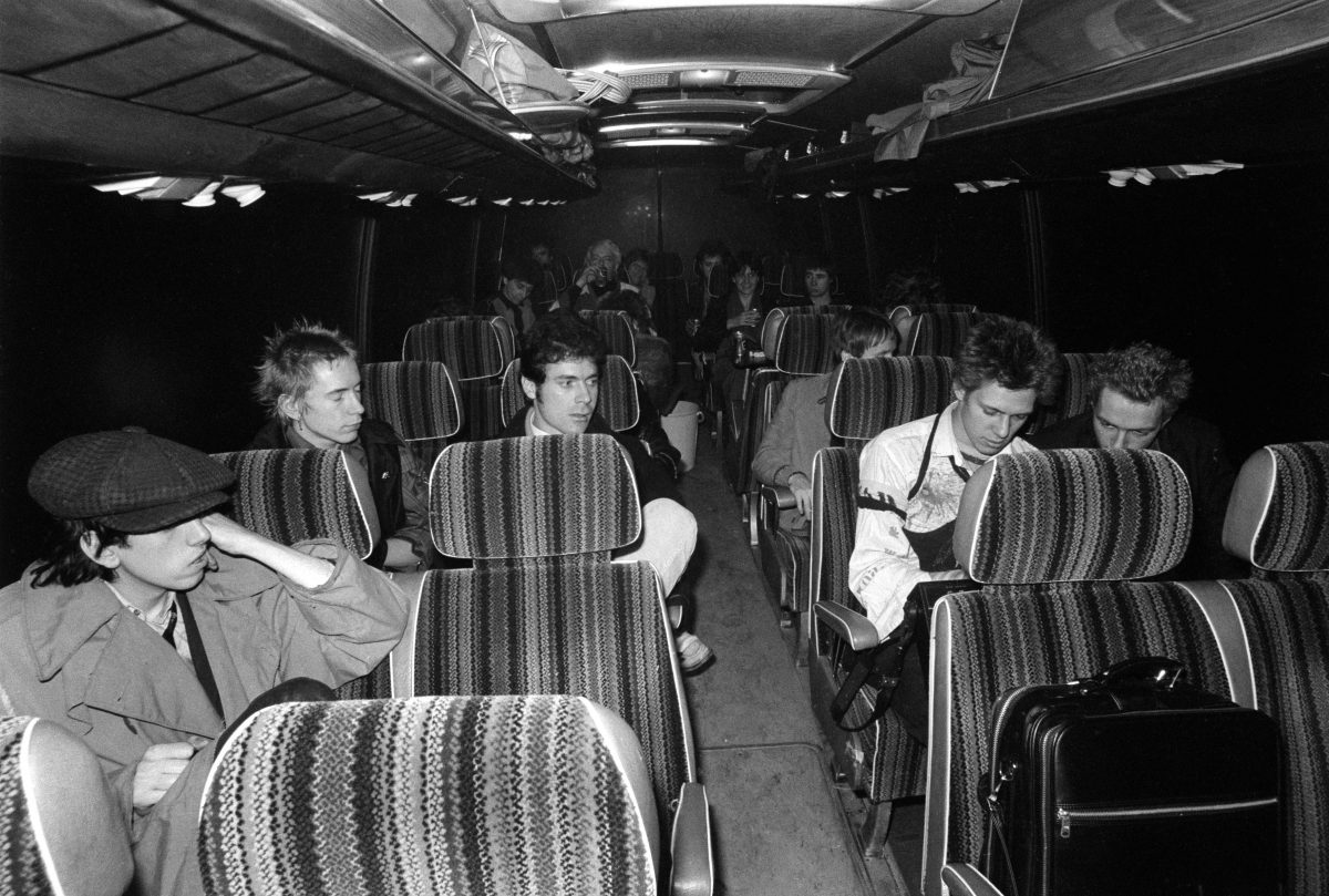 Sex Pistols y The Clash (Johnny Rotten, Paul Simonon, Joe Strummer, Mick Jones) en el Anarchy Tour bus