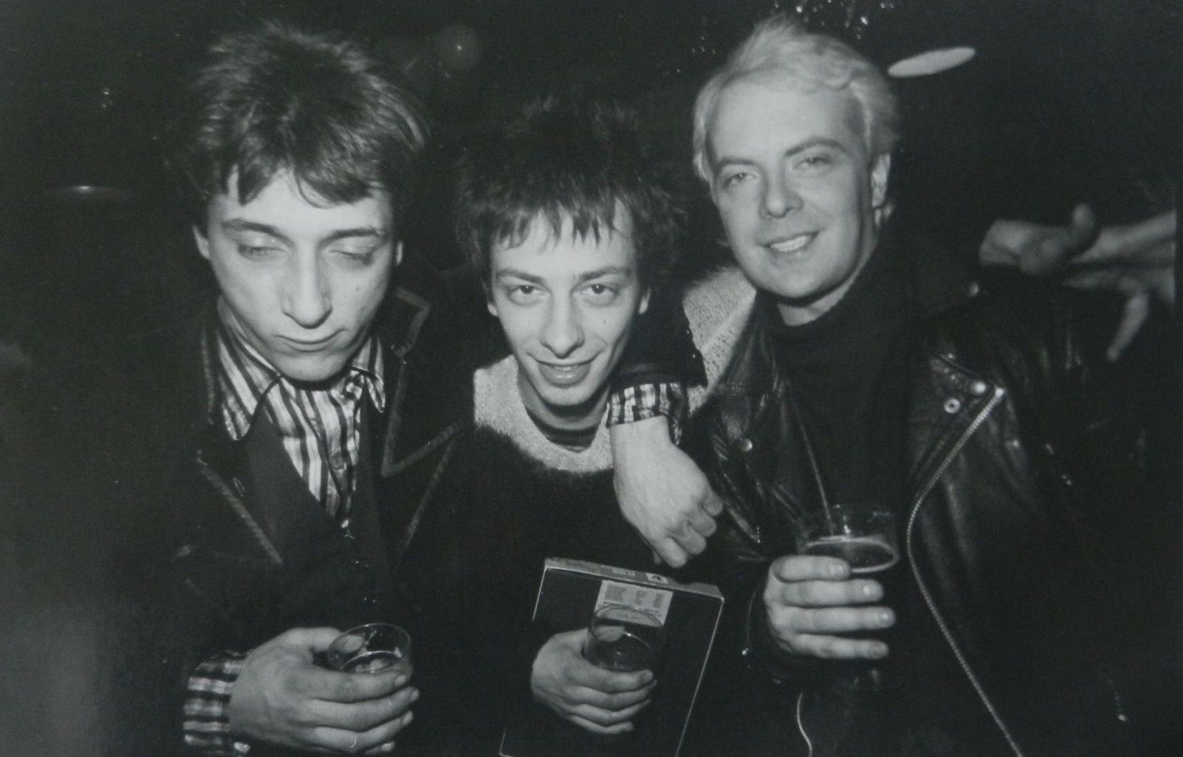 Johnny, Nils Stevenson y Lee Black Childers (manager de Heartbreakers y fotógrafo, respectivamente) The Anarchy Tour