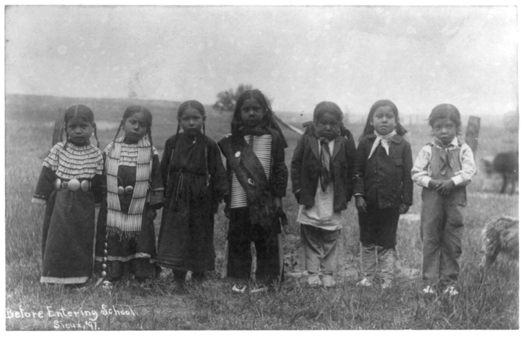 Niños sioux a inicios del siglo XX, fotografiados antes de ir a la escuela