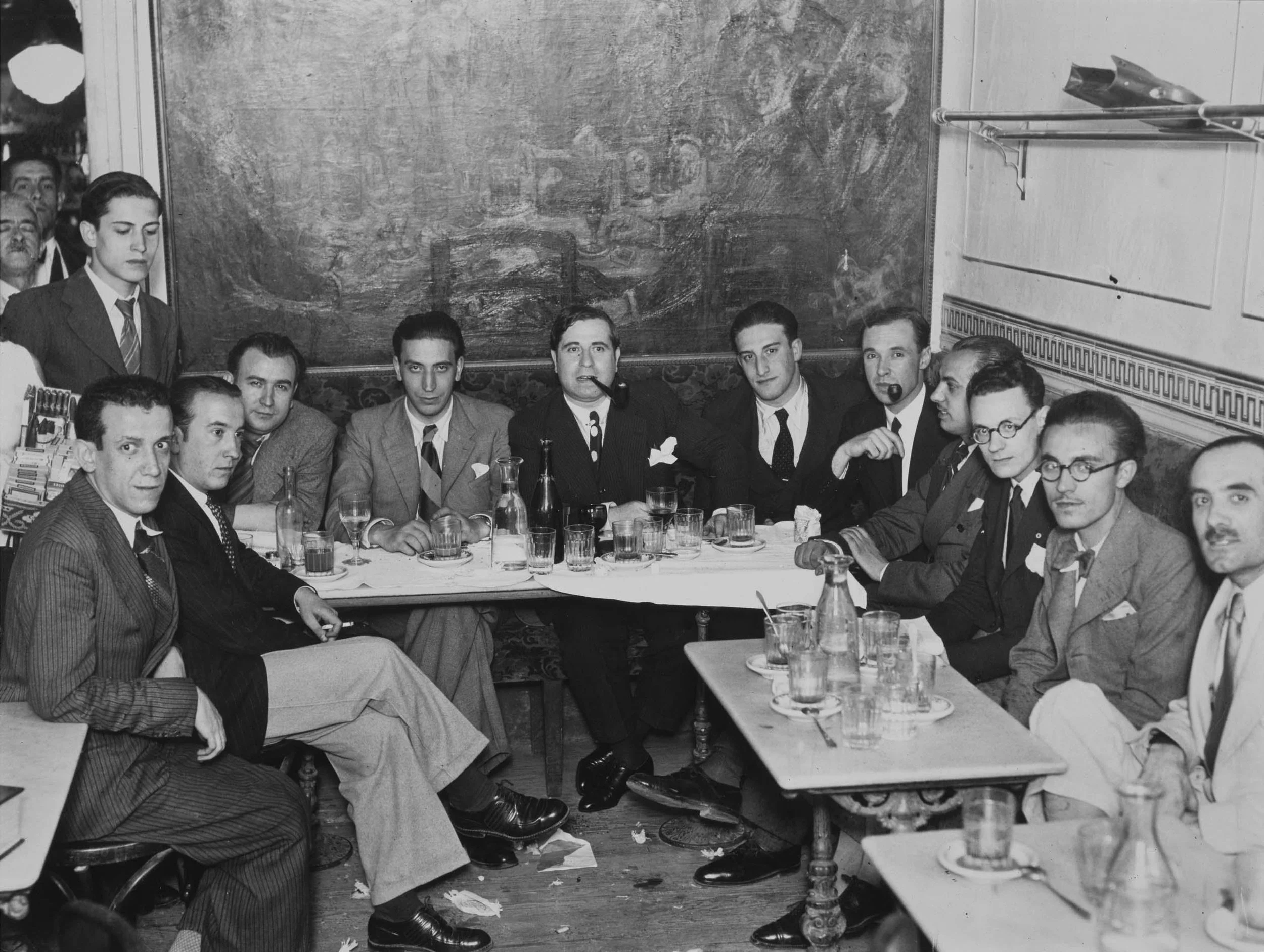 Últimos años de la tertulia del Pombo. Preside Gómez de la Serna. Fotografía: Alfonso Sánchez Portela (1932)
