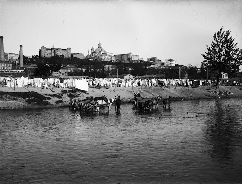 Excavadores de arena en el río Manzanares.jpg