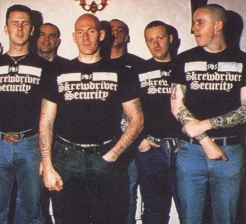 Nicky, en el centro, con el equipo de seguridad de Skrewdriver