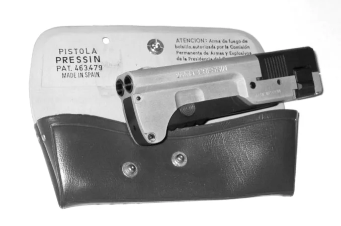 La pistola «pressin», una «grapadora» mortífera con su funda (1978)