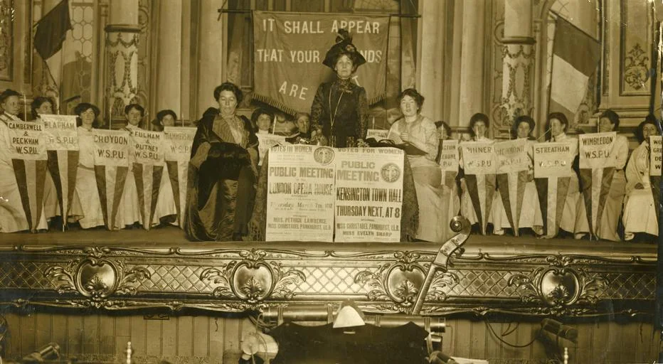Pankhurst en 1912 durante un mitin feminista
