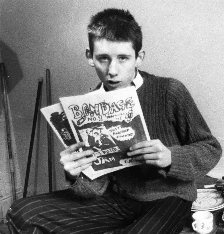 Shane MacGowan con su fanzine  Bondage  (1976)
