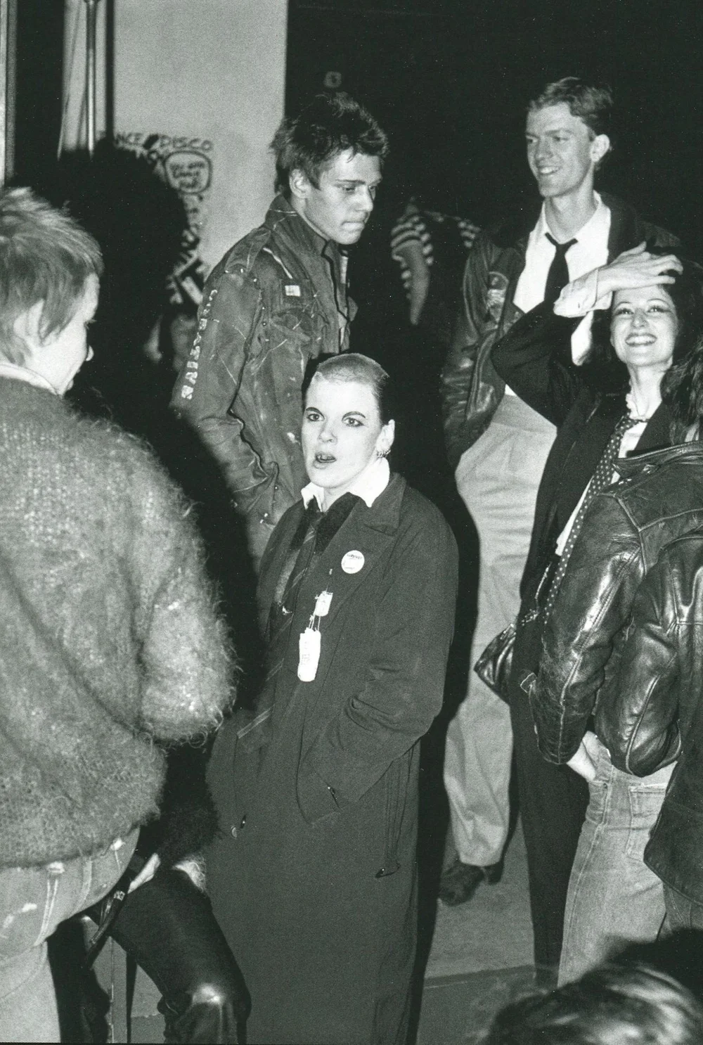 Punks junto a miembros de The Clash la noche de su show en el ICA. Fotografía: Sheila Rock