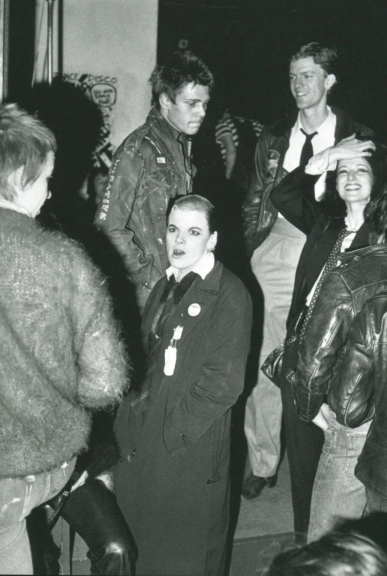 Punks junto a miembros de The Clash la noche de su show en el ICA. Fotografía: Sheila Rock