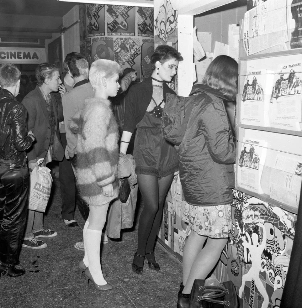 El público (en el centro, una jovencísima Siouxie) durante la exposición (ICA, 1976)