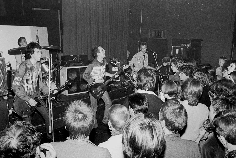 The Clash durante su show en el ICA. Fotografía: Bob Gruen