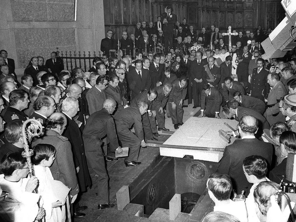Llegada de los restos mortales de Franco, desde el Palacio Real al Valle de los Caídos para ser enterrado. Fotografía: Efe